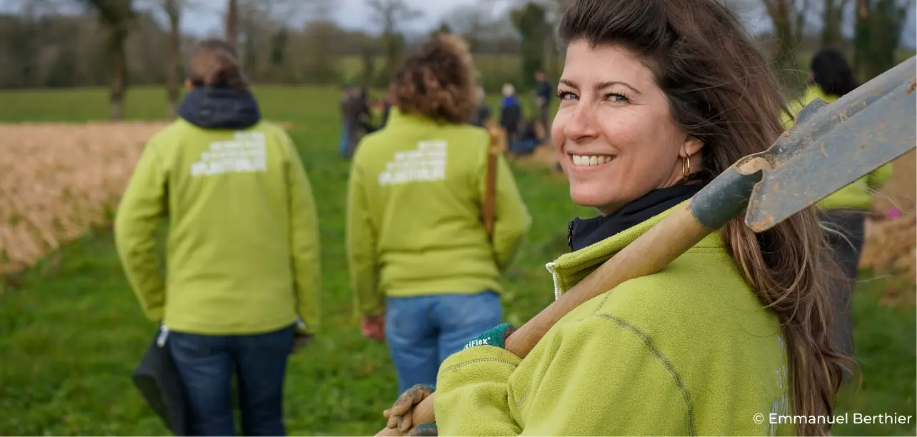 Femme avec outil de jardinage 